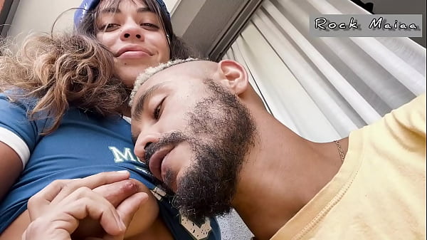 tirando leite de lindos seios em uma adoração na varanda sem se importar com os vizinhos olhando.
