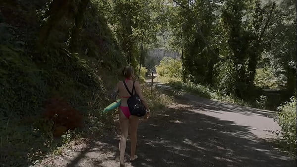 Je fais de l’urbex avec une milf chaude et la baise dans la nature