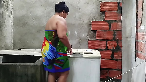 El cornudo de mi maridos llamó al vecino para que repare la lavadora y el termina follándome rico dejando el culo lleno de semen. Real casero