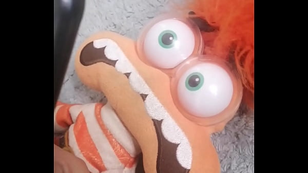 Ansiedad se masturba con Alegría y Alegría la castiga