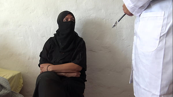 ARAB AMATEUR WIFE DRINKS CUMSHOT FROM PERVERTED DOCTOR