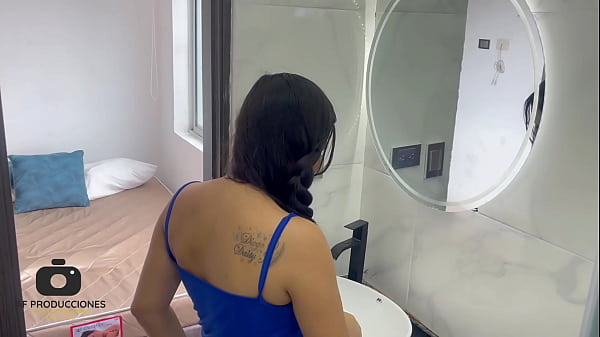 Me follo por el culo a mi hermanastra a cambio de dejarla salir con su nuevo novio.