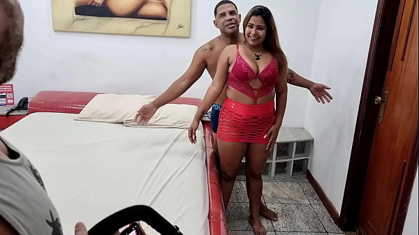 Bastidores da primeira vez no porno da safada bbw Brenda Lopes dando cu na frente do namorado e ganhando muito leite dos machos
