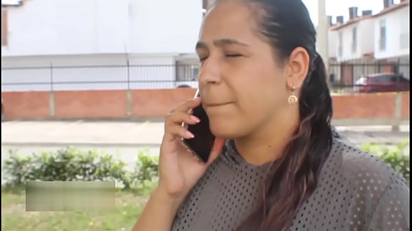 Descubro a mi hermanastra puta con otros hombres y ella decide incluirme en su grupo de sementales para pagar mi silencio y me da la demostración con una buena follada – PORNO EN ESPAÑOL