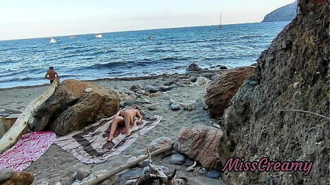 #2 Flashing my pussy in front of a guy in public beach and he helps me squirt – it’s very risky – MissCreamy