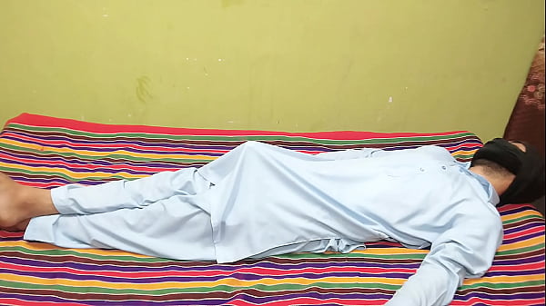 Indian Desi Bhabhi ki Chut ki Aag Bhujai Servant kay Moty Lulay Ny Servant ny Lula Mu mai Dal Diya