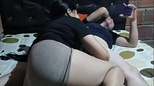 Linda universitaria con un coño muy bonito se pone muy cachonda en la habitación de su padrastro ( CASERO REAL)