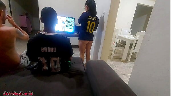 tive que fazer sexo com amigo do meu marido por causa de uma aposta, mas fiquei com tesão e acabei fazendo DP com os dois